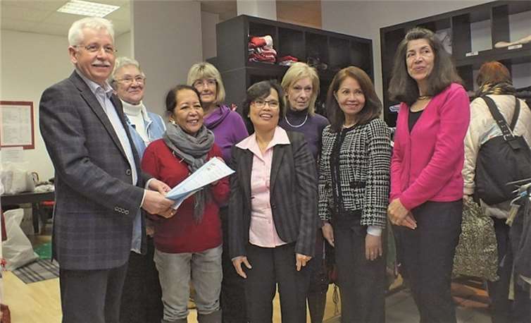 Bei der Übergabe mit dabei - Mitarbeiterinnen der Fundgrube, Lorenz Denn, Vorsitzender des AWO Ortsvereins Remagen und Kripp, Elonie Bittmann von der ökumenischen Flüchtlingshilfe Rhein-Ahr e.V., Jocelyn Hild von Tribong Pinoy e.V. sowie weitere Mitglieder des Deutsch-Philippinischen Freundeskreises.privat