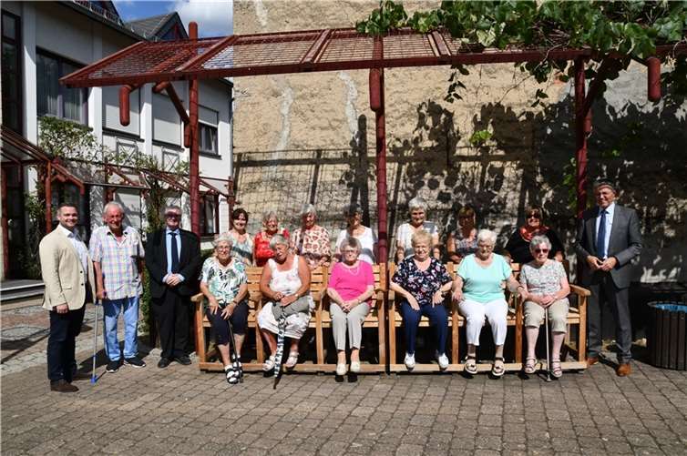 Bei der Übergabe mit zugegen waren Torsten Welling in seiner Funktion als 1. Beigeordneter der Verbandsgemeinde Maifeld, Günter Pinetzki als 1. Ortsbeigeordneter und Lea Bales, Koordinatorin des Projekts „Bewegung in die Dörfer.  Foto: OG Ochtendung