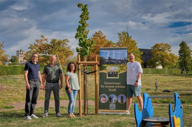 Bei der Übergabe und Pflanzaktion waren vom Verein WIR in Münstermaifeld e.V. der Vorsitzende Yann Le Marec, sein Stellvertreter Sven Koch, Schriftführer Andreas Kluge sowie Kassiererin Ulrike Joos vor Ort.