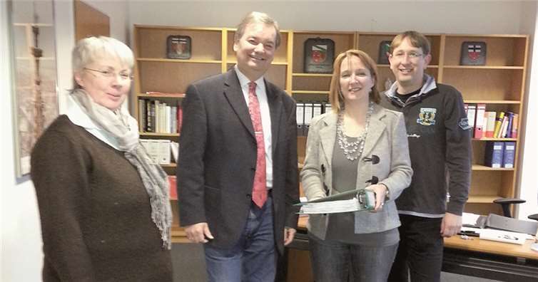 Bei der Übergabe (v.l.): Annemarie Lehmacher, Verbandsbürgermeister Karsten Fehr, Katja Lorenzini und Robin Syllwasschy. privat