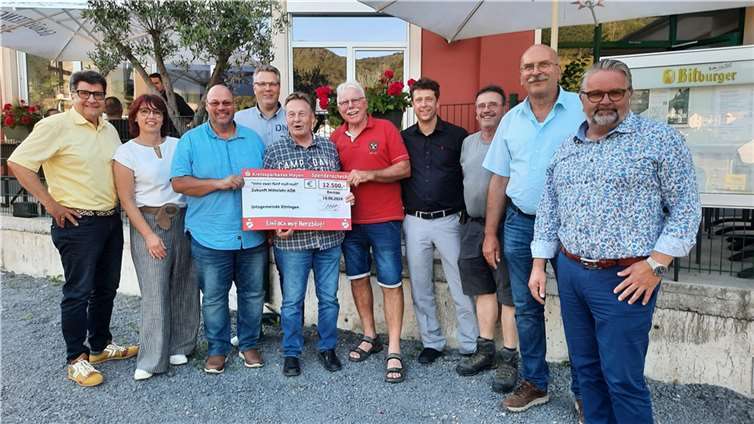Bei der Übergabe (v.l.) HaRo und Anja Müller, Thomas Hostert (Rech), Jörg Berweiler (Orga), Frank Auvera, (Mayschoß), Alfred Sebastian (Dernau), Jens Schmitt (Regisseur), Gerd Schreier, Werner Spitzley und Martin Winninger.  Fotos: BS