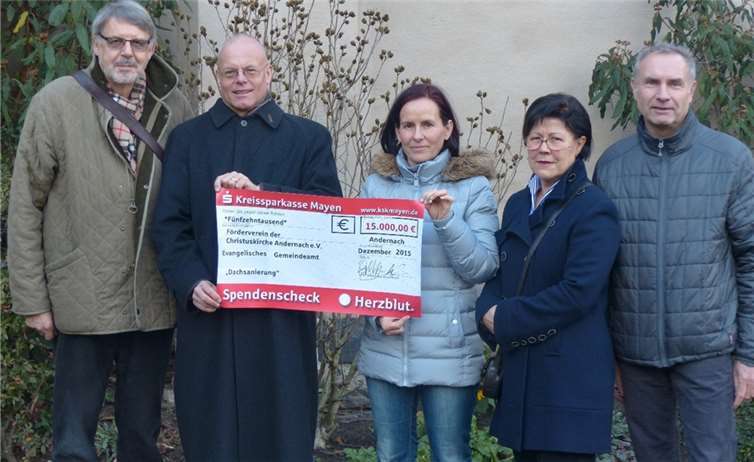 Bei der Übergabe (v.l.): Martin Fuchs (Vorstandsmitglied), Pfarrer Jürgen Gundalin, Silke Nickel(erste Vorsitzende), Annemarie Weyer (Vorstandsmitglied), Klaus Gesell (leitender Architekt). privat