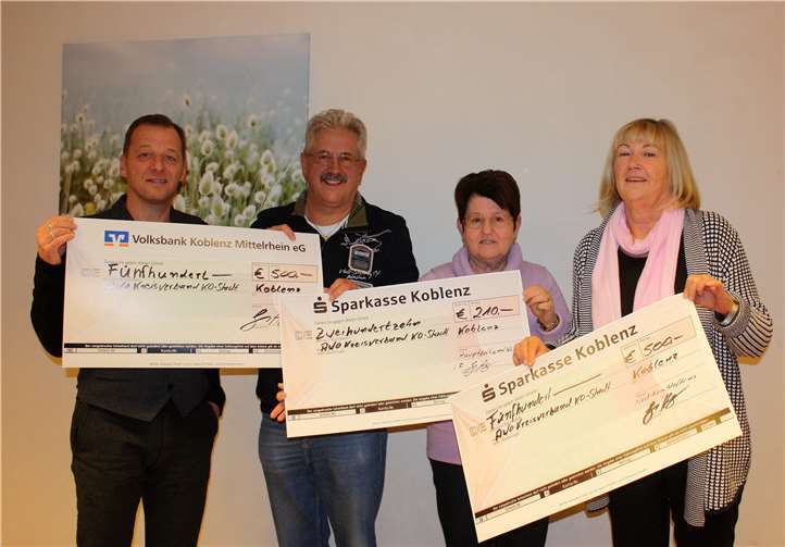 Bei der Übergabe: v.li. Michael Bungarten (Geschäftsführer AWO Kreisverband Koblenz-Stadt, Harald Gittler, Eva-Maria Gittler (beide AWO-Ortsverein Rauental, Christiane Heinrich-Lotz (Vorsitzende AWO-Kreisverband Koblenz-Stadt).privat