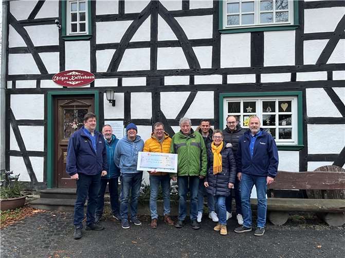 Bei der Übergabe v.li. Stefan Girnstein, Wolfgang Thelen, Martin Durst, Martin Lerbs, Klaus-Peter Paffhausen, Christoph Scheid, Cornelia Fröder, Pierre Fischer und Guido Eulenbach. Quelle: CDU-Waldbreitbach