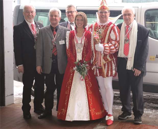 Bei der Übergabe (v.l.n.r.): Chefadjutant Manfred Böttcher, Serviceleiter Peter Boldt, Opel Nossmann, Geschäftsführer Klaus Trilling, Rheinbacher Prinzenpaar sowie Prinzenpaar-Chauffeur Jürgen Bauer. privat