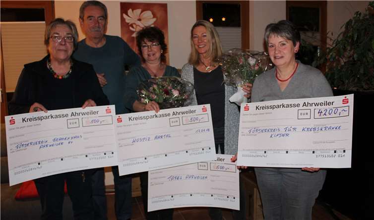 Bei der Übergabe (v.l.n.r.): Elisabeth Groß, Georg Tschida, Martina Metzinger, Pia van den Brekel, Hannelore von Loenen. privat