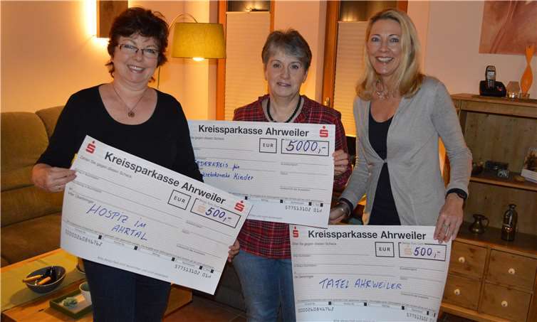 Bei der Übergabe (v.l.n.r.): Martina Metzinger, Hannelore von Loenen, Pia van den Brekel.Foto: Elena Metzinger