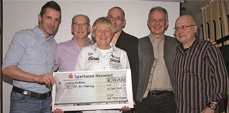 Bei der Übergabe: (v.l.n.r): Skater Michael Puderbach, Hans-Georg Bernard, Fußball-Europameisterin Britta Unsleber, Chefarzt des Kinderklinikum Kemperhof Dr. Thomas Nüsslein, Rad-Olympiasieger Hans Lutz, Hans-Gerhard Baars. privat