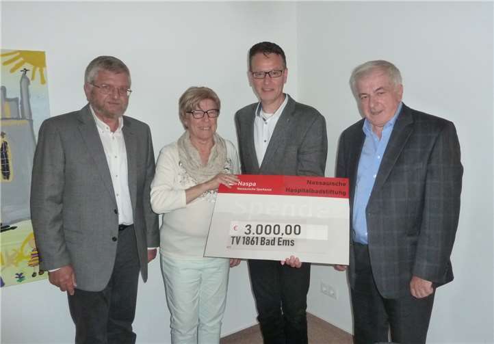 Bei der Übergabe (von links): Ewald Cramer, Mitglied des Stiftungsrats, Rita König, Geschäftsführerin des TV 1861, Pfarrer Armin Sturm, Vorstandssprecher der Stiftung, und der geschäftsführende Vorstand der Nassauischen Hospitalbadstiftung, Wolfgang Schmitt.Foto: privat