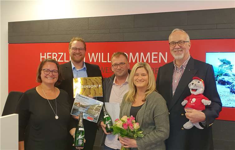 Bei der Übergabe (von links): Sabine Krohmann (Geschäftsführerin Westerwald Reisebüro), Jan Wihl (Präsident Lions), das Gewinner-Ehepaar Galke sowie Rainer Volkmann (Schatzmeister Lions).Foto: privat