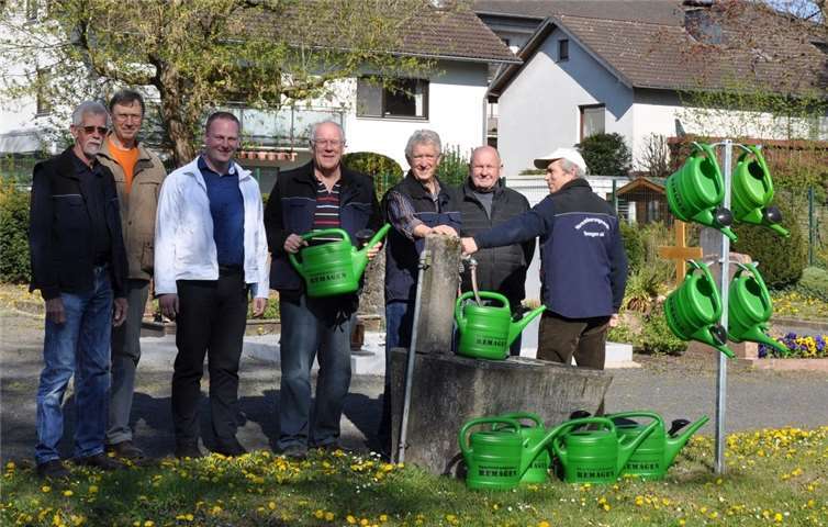 Bei der Übergabe (von links): Wolfgang Dahl, Rolf Lembke, ein Vertreter der Stadtverwaltung, Bernhard Exner, Alwin Krause, Toni Meierbichler und Claus Dreesbach.Foto: privat