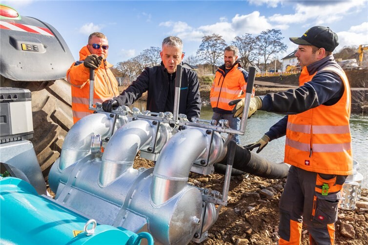 Bei der Übergabe wurde ein erster Testlauf der neuen Pumpe durchgeführt.  Foto: Stadtverwaltung / Christoph Steinborn