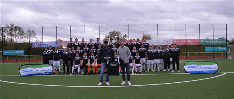 Bei der Übergabe.Quelle: VfB Linz