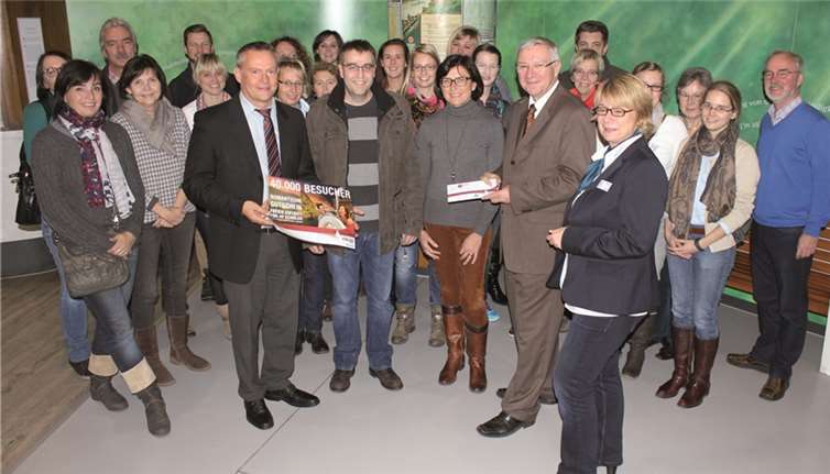 Bei der Überreichung: Andreas Bilo, Geschäftsführer der Koblenz-Touristik (vordere Reihe v.l.n.r), Henning Lange, stellvertretender Personalratsvorsitzender der Fürst-Johann-Ludwig-Schule Hadamar, Angela Roth, die 40.000ste Besucherin im Romanticum Koblenz sowie der Koblenzer Oberbürgermeister Prof. Dr. Joachim Hofmann-Göttig und Sylvia Dortants, die Leiterin der Tourist-Information zusammen mit dem Lehrerkollegium der Fürst-Johann-Ludwig-Schule Hadamar.Koblenz-Touristik