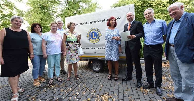 Bei der Überreichung des Anhängers freuten sich die zahlreichen des Lions Clubs, dem Hospizverein, diese Spende übergeben zu können.Fix