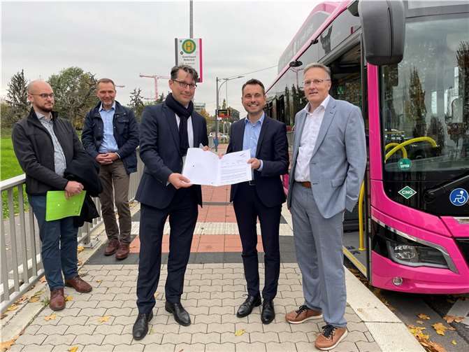 Bei der Überreichung des Förderbescheid: im Vordergrund v.li. Michael Hauer, David Langner und Hansjörg Kunz. Quelle: koveb