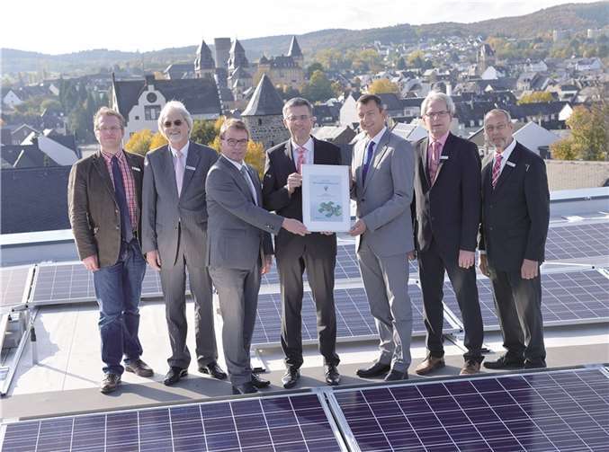 Bei der Überreichung des Umweltpreises durch Oberbürgermeister Treis und Michael Dötsch (RWE) an Sparkassendirektor Karl-Josef Esch (M.) war auch der gesamte Umweltausschuss der Kreissparkasse Mayen - (v.l.) Elmar Kanne, Ottmar Nürnberg, Frank Gansen und Paul Rosenbaum - anwesend.  privat