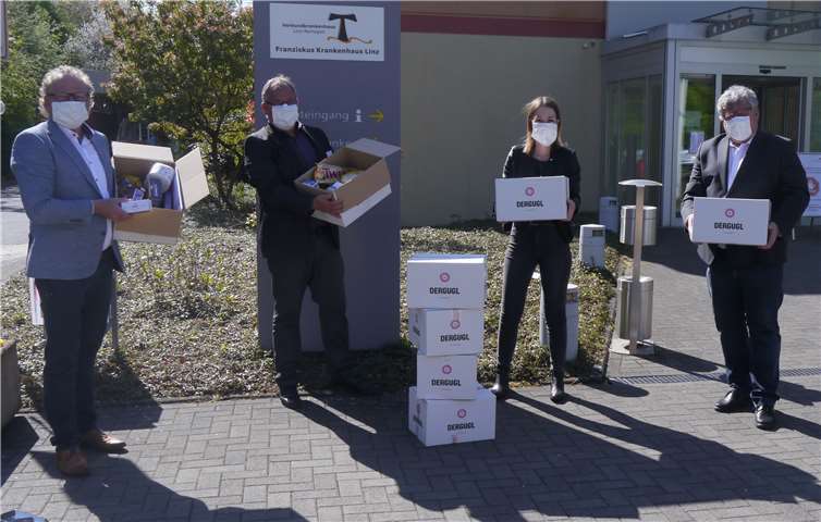 Bei der Überrreichung der Car-Pakete v.l.n.r.: Udo Lachmann - Karl-Hack-Stiftung, Thomas Werner - Verwaltungsdirektor Verbundkrankenhaus Linz-Remagen, Ellen Demuth- Landtagsabgeordnete RLP und stellv. Vorstandsvorsitzende Förderverein und Michael Mahlert – 1. Kreisbeigeordneter Landkreis Neuwied und Vorstandsvorsitzender Förderverein. Foto: privat