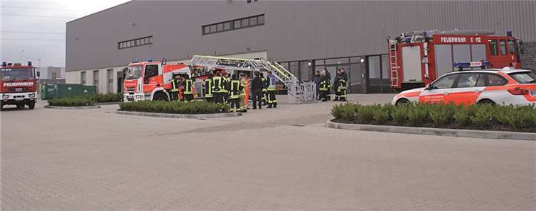 Bei der Übung im Industriepark A 61 kam auch die Drehleiter zum Einsatz. privat