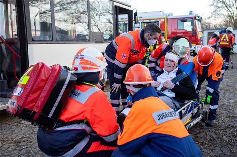 Bei der Übung mit einem simulierten Verkehrsunfall, zwei Brandstellen und neun Verletzten konnten die Jugendlichen ihr Können auf die Probe stellen und viele neue Erfahrungen sammeln.  Foto: Joshua Kehr