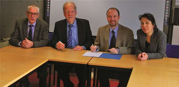 Bei der Unterzeichnung am RAC (v.li.): Alfons Plag (Vertretung der Schulleitung LES Neuwied), Bernd Lorenz (Schulleitung LES Neuwied), Prof. Dr. Claus-Michael Langenbahn (ehemaliger Dekan des Fachbereich Wirtschafts- und Sozialwissenschaften am RheinAhrCampus) und Prof. Dr. Gabriele Moos (Studiengangsleitung Gesundheits- und Sozialwirtschaft). privat