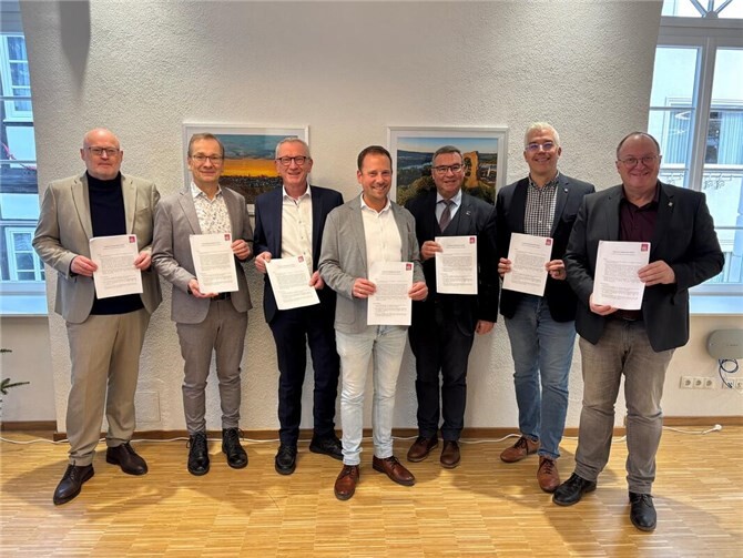Bei der Unterzeichnung der Kooperations-Vereinbarung: Andreas Lambeck (Ahrtal-Tourismus), Bürgermeister Andreas Geron (Sinzig), Bürgermeister Guido Orthen (Bad Neuenahr-Ahrweiler), Bürgermeister Björn Ingendahl (Remagen), Kreisbeigeordneter Horst Gies (Kreis Ahrweiler), Bürgermeister Dominik Gieler (Altenahr) und Bürgermeister Guido Nisius (Adenau).  Foto: Meike Carll