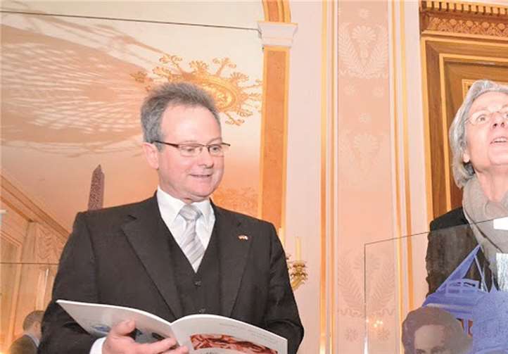 Bei der Unterzeichnung des Kooperationsvertrages in Paris: v. l. Walter Dernbach (Schulleiter Glasfachschule Rheinbach), Dr. Susanne Wasum-Rainer (Botschafterin der Bundesrepublik Deutschland in Frankreich).