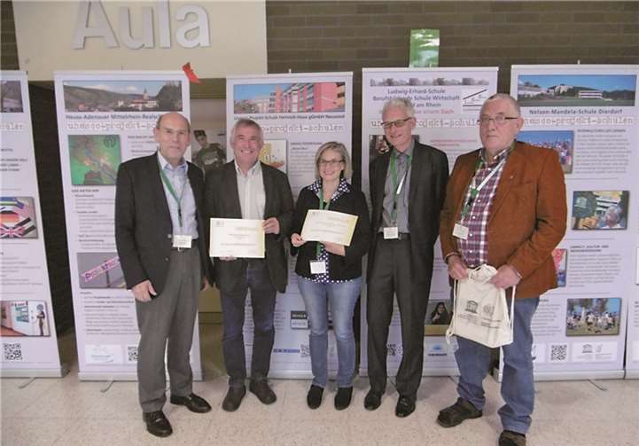 Bei der Urkundenverleihung in Speyer (v.li.): Walter Hirche, (bis 2014 Präsident Deutsche UNESCO Kommission), Heinz Schüller (Schulleiter BBS Heinrich-Haus), Gerlinde Zehschnetzler (Studiendirektorin Ludwig-Erhard-Schule), Heinz-Jürgen Rickert (Bundeskoordinator UNESCO-Projekt-Schulen), Alois Wiszniewsky (Landeskoordinator UNESCO-Projekt-Schulen RLP). privat