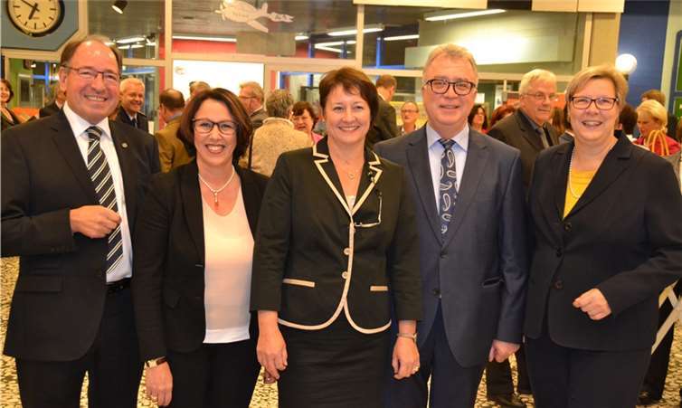 Bei der Verabschiedung des ehemaligen Bürgermeisters Eckhard Maack (2.v.r.) waren auch Wilfried Hein, Silke Josten-Schneider, Gudrun Blum und die neue Bürgermeisterin Petra Kalkbrenner dabei. Weigert