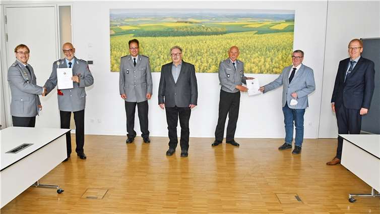 Landrat verabschiedet verdiente Soldaten des Kreisverbindungskommandos Bei der Verabschiedung im Kreishaus waren anwesend: v.li. Die Bundeswehrsoldaten Michael Spitz, Norbert Horsch, Martin Lossen, Dr. med. Wolfgang Dumser, Arno Sauer sowie Landrat Dr. Alexander Saftig und Rainer Nell, oberster Katastrophenschützer im Landkreis. Foto: Kreisverwaltung/Morcinek