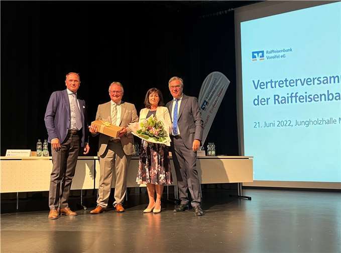 Bei der Verabschiedung im Rahmen der Vertreterversammlung am 21. Juni 22 (v.l.n.r.): Stefan Franceschini, Dr. Ferdinand Schmitz, Cornelia Rieger, Burchard Kraus.  Foto: Raiffeisenbank Voreifel eG
