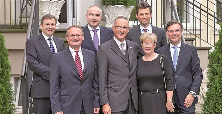 Bei der Verabschiedung von Heinz Haubrichs (Mitte mit Frau Doris) sprachen (v.l.): Dr. Andreas Martin, Dr. Ferdinand Schmitz, Ralf W. Barkey, Matthias Lutz und Burkhard Kraus. JOST