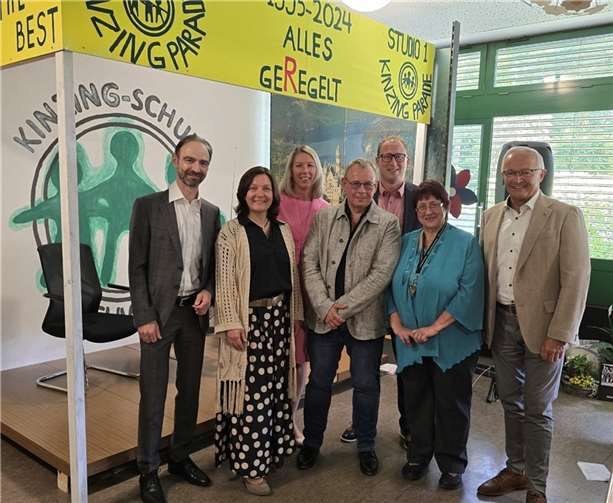 Bei der Verabschiedung (von links nach rechts): Marcus Kurz (Leiter der ADD Schulaufsicht am Standort Koblenz), Susanne Dreyer (Schulaufsichtsbeamtin bei der ADD Koblenz), Nicole Lohse (Leiterin des Referats 34 – Förderschulen bei der ADD Koblenz), Rolf Brüdern (Nachfolger von Andrea Regel als künftiger Leiter der Kinzing-Schule), der 1. Kreisbeigeordnete Phillip Rasbach, Andrea Regel und Landrat Achim Hallerbach.  Foto: Thomas Herschbach