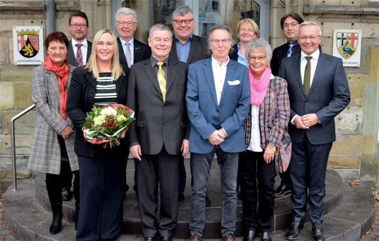 Bei der Verabschiedung (vorn von links): Dietmar Kurz und Josef Stein nebst Ehefrauen sowie (hinten von links) Personalratsvorsitzende Birgit Eisenhuth, Personalreferent Oliver Honnef, Kreisbeigeordneter Werner Wittlich, Erster Kreisbeigeordneter Michael Mahlert, Kreisbeigeordnete Birgit Haas, Abteilungsleiter Jörg Schwarz und Landrat Achim Hallerbach.Foto: privat