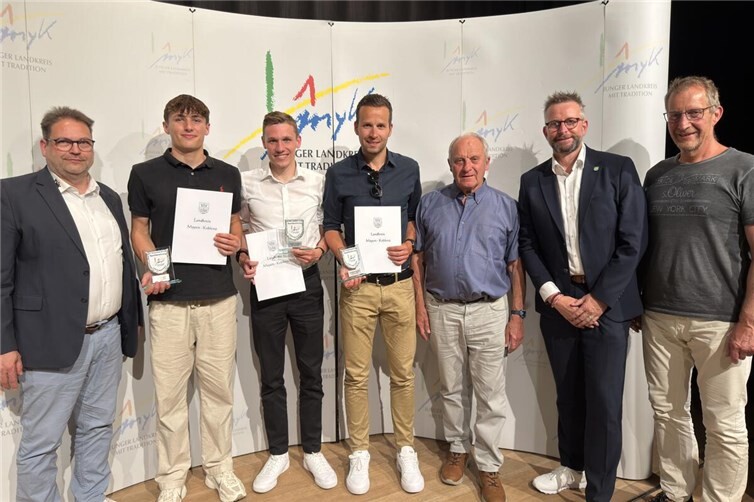 Bei der Veranstaltung „Sport in MYK“ des Landkreises Mayen-Koblenz wurden Philipp Veit, Jannik van Beek und Christian Steffes (2.–4. von links) für ihre sportlichen Leistungen ausgezeichnet. Mit ihnen freuen sich Michael Röder (Vorsitzender der DJK Ochtendung, links), Trainer Winfried Wirth, Landrat Marko Boos sowie Verbandsgemeindebürgermeister Maximilian Mumm.
