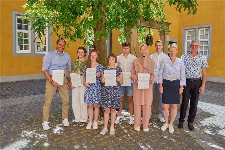 Bei der Vergabe des ADG-Förderpreises 2022 waren dabei (v.l.n.r.): Lehrer René Molzahn (i. V. von Lehrerin Katja Haas), Preisträgerin Daria Obuschko, Preisträgerin Julienne Boller, Preisträgerin Anna Kremser, Preisträger Adnan Mulahmetovic, Preisträgerin Rahela Hasseini, Preisträger Johannes Will, ADG-Vorstandsvorsitzende Dr. Yvonne Zimmermann und Schulleiter Franz-Josef Gerz.  Foto: privat