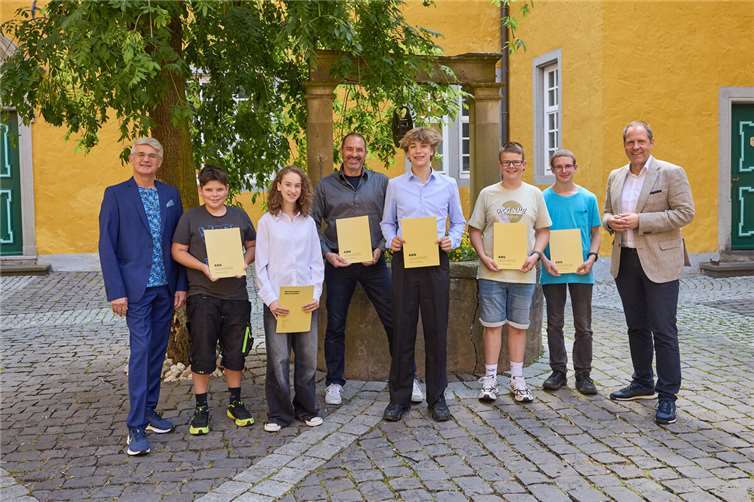 Bei der Vergabe des ADG-Förderpreises 2025 waren dabei: Schulleiter Franz-Josef Gerz, Michael Heinen, Amelia Wolff, Lehrer René Molzahn, Nico Bonifer, Benett Bay, Daniel Schneider und ADG-Vorstandsvorsitzender Boris Nannt (von links nach rechts). Es fehlt Jelias-Gabriel Stuhlmann.  Foto: Alle Fotos: ADG/Olaf Nitz Fotografie