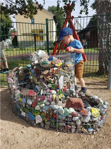 Bei der Verlegung der Steinschlange halfen die kleinen Künstler tatkräftig mit. Foto: LFR