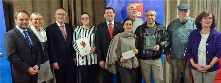 Bei der Verleihung: Staatssekretär Günter Kern (3.v.li.), MdL Jörg Denninghoff (5.v.li.), SPD-Kreisvorsitzender Mike Weiland (li.) und die Bad Emser SPD-Ortsvereinsvorsitzende Ursula Mogg (re.) mit Vertretern des Willkommenskreises Diez sowie den beiden Jubilaren Lothar Labonte (2.v.re.) und Wilhelm Augst (4.v.re.). Nedeljka Geis/SPD Rhein-Lahn