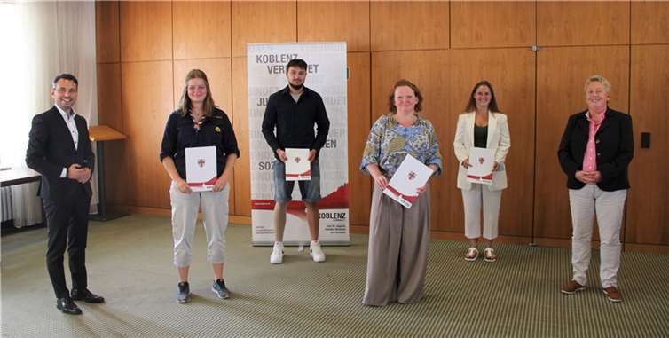 Bei der Verleihung der Ehrennadeln (v.l.n.r.): OB David Langner, Annalena Kretschmar, Martin Katheder, Anja Bogott, Elina Knopp und Bürgermeisterin Ulrike Mohrs. Foto: privat