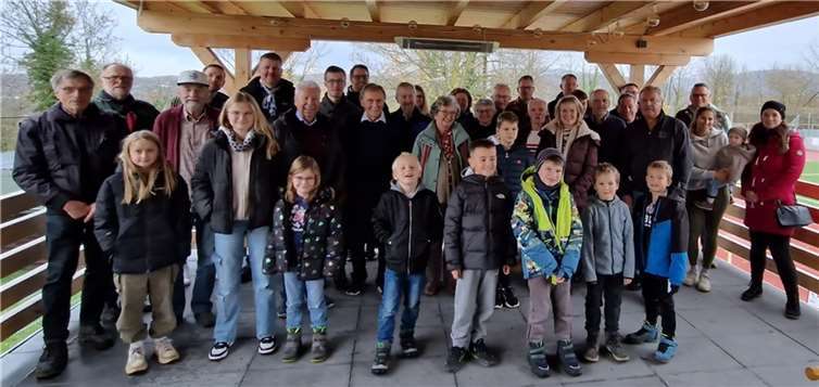 Bei der Verleihung der Urkunden und Nadeln im Clubhaus des VfB gratulierte Josef Weber allen erfolgreichen Sportlern.  Foto: VfB Linz