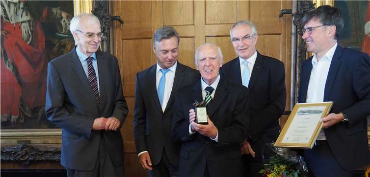 Altstadtpreis an Generalmajor a.D. Anton Steer verliehen Bei der Verleihung des Altstadtpreises: v.li. Hans-Josef Graefen,Dr. Markus Artz, Generalmajor a.D. Anton Steer und Bert Flöck. Fotos: HH