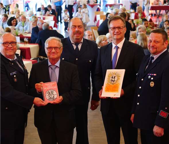 Bei der Verleihung des Förderschiles: (v.l.) Rolf Genn, Berthold Becker, Hans-Peter Blumenberg, Markus Becker und Günter Raschke. Feuerwehr Heimersheim