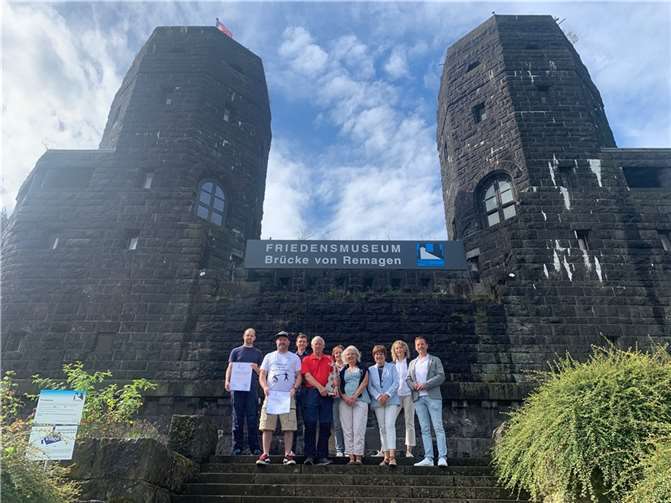 Bei der Verleihung des „Zukunftspreises Heimat“ der Volksbank RheinAhrEifel am 17. Juni 2024 wurden gleich drei Bewerber/innen aus Remagen ausgezeichnet. Bürgermeister Björn Ingendahl ließ es sich nicht nehmen, ihnen dafür noch einmal besonders zu gratulieren. Foto: privat