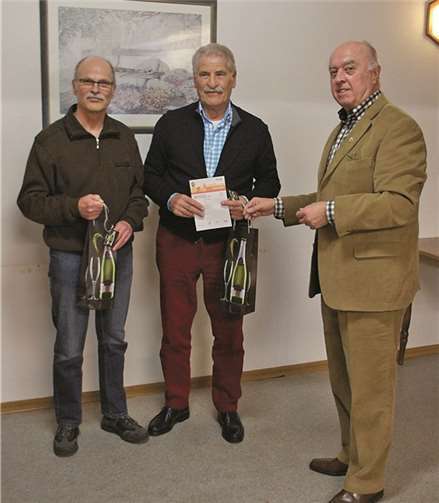 Bei der Verleihung des goldenen Sportabzeichens (von links): Ewald Groß, Günter Ax und der Vorsitzende Herbert Nickenig.