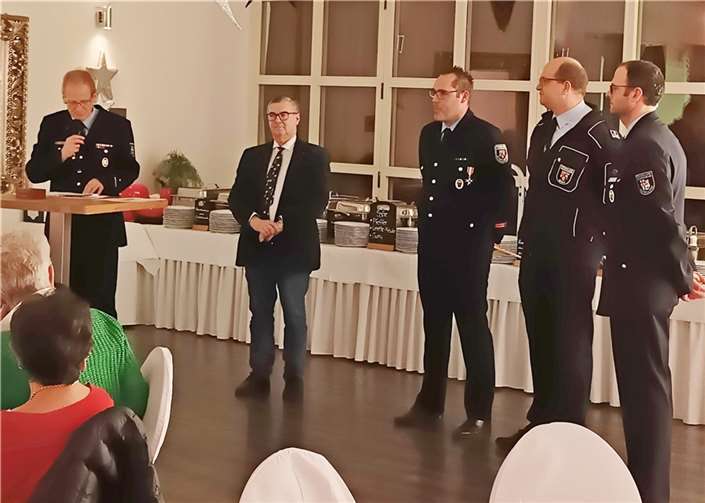 Bei der Verleihung des silbernen Feuerwehr-Ehrenzeichens am Bande in Welling (von links): Brand- und Katastrophenschutzinspekteur Rainer Nell, Landrat Dr. Alexander Saftig, Kreisausbilder Tobias Faber, Kreisausbilder Christoph Lang und Kreisausbilder Martin Schleich. Foto: Franz-Werner Schweikert