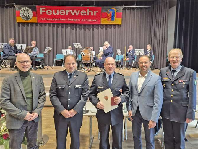 Bei der Verleihung des silbernen Feuerwehr-Ehrenzeichens am Bande in Polch (von links): Oberbürgermeister Dirk Meid, Vorsitzender Kreisfeuerwehrverband Jens Nikolai, Stellvertretender Brand- und Katastrophenschutzinspekteur Andreas Faber, Kreisbeigeordneter MYK Jens Firmenichs sowie Brand- und Katastrophenschutzinspekteur Rainer Nell.  Foto: Kreisverwaltung MYK