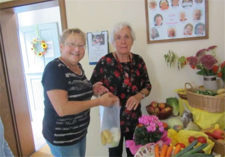 Bei der Verlosung der Erntegaben kam Leben in die Bude.Fotos: privat