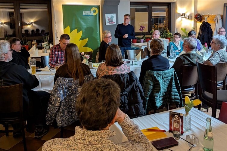 Bei der Versammlung.