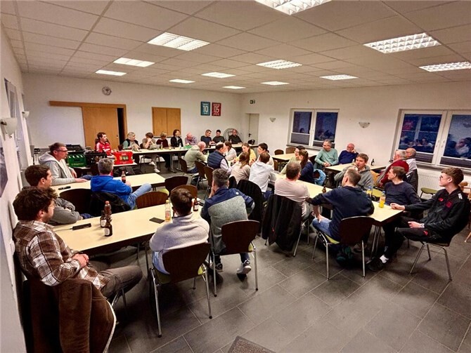 Bei der Versammlung.